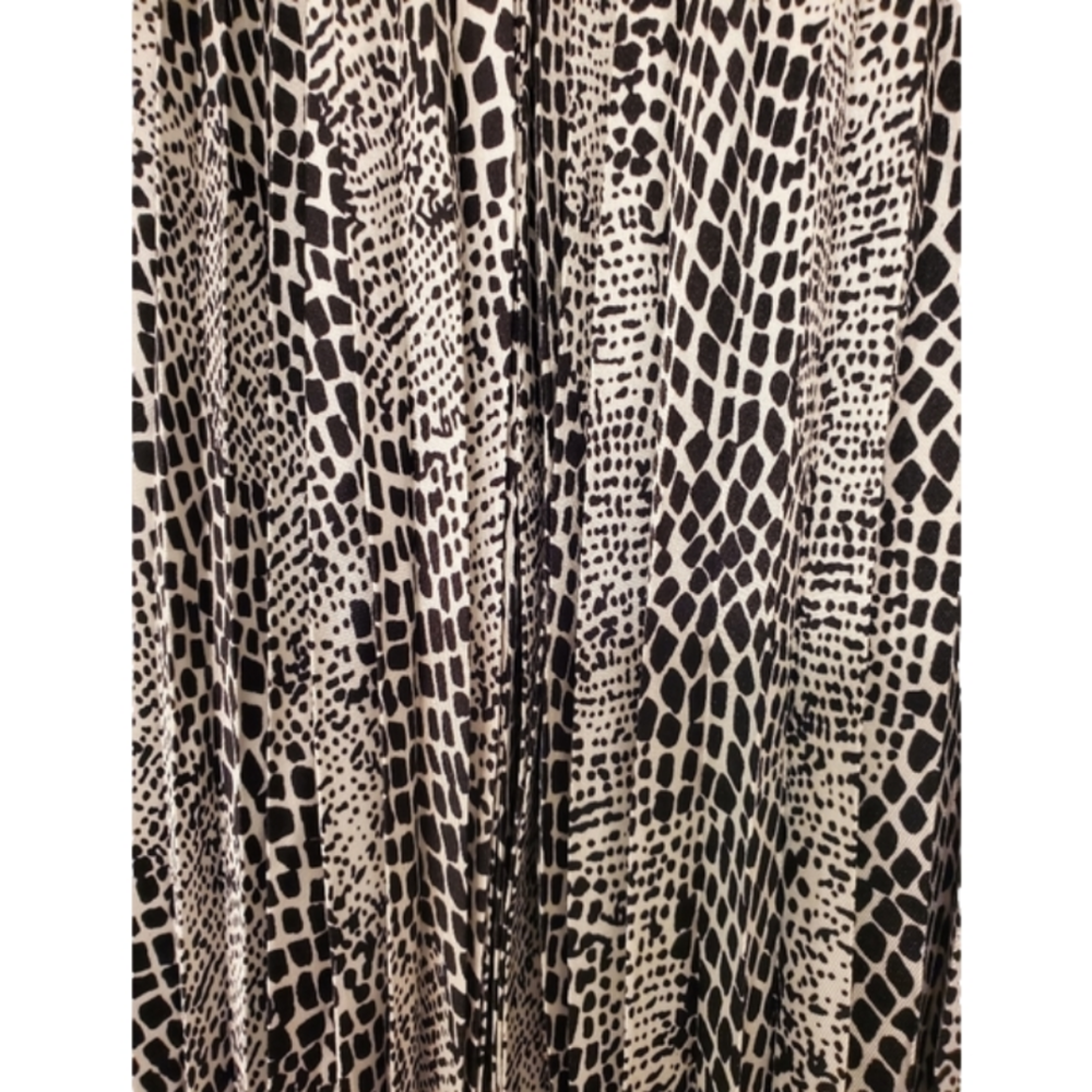 Lane Bryant accordion size 14/16 midi skirt in black and white. - Picture 2 of 8